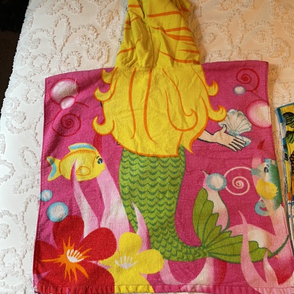 Kids hooded wearable beach towels! - Picture 10 of 13
